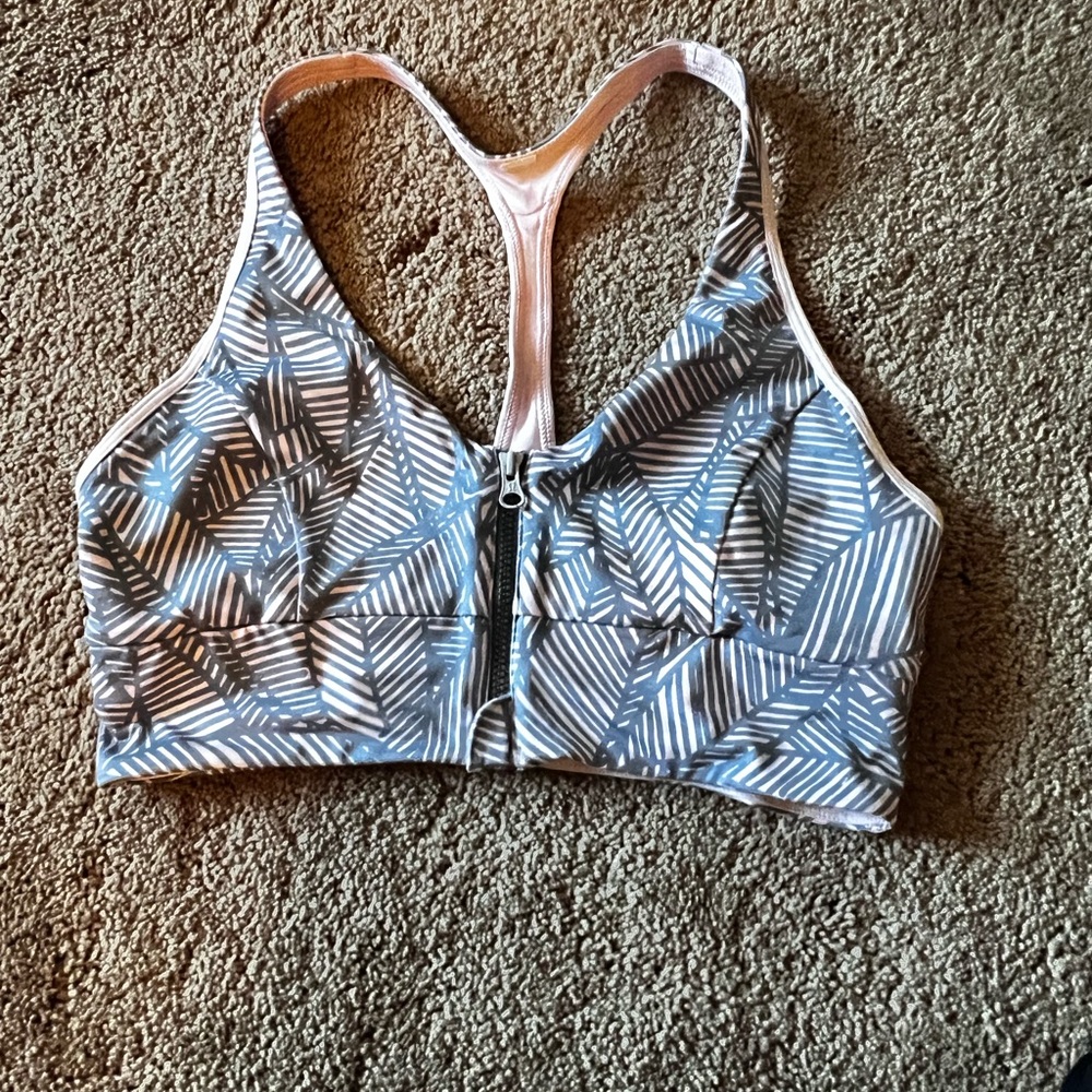 Lululemon Cool To Street Sports Bra 
Size 8
Front Zip